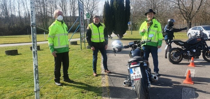 Zum Ende des Trainings: Einer der sehr zufriedenen Teilnehmer mit Trainer Rainer Rehmann (links) und „Gastgeber“ Karl-Heinz Webels (rechts) - allseits gute Fahrt und Glück auf!