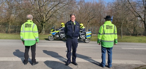 Unser Kooperationspartner PHK Frank Kloßek (Mitte) mit Trainer Rainer Rehmann (links), unserem Vorsitzenden Karl-Heinz Webels (rechts) und 2 Kradfahrern der Essener Polizei gut sichtbar und mit gebührendem Abstand...