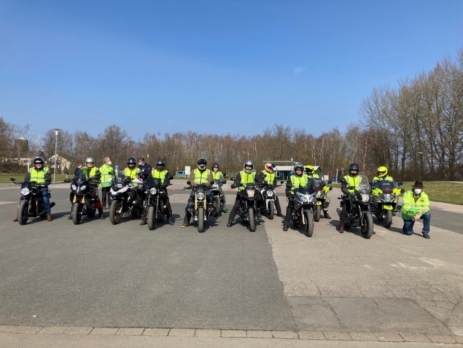 Die motivierten Biker, der blaue Himmel über der Ruhr und unser sehr zufriedener Vorsitzender Karl-Heinz Webels (rechts kniend).