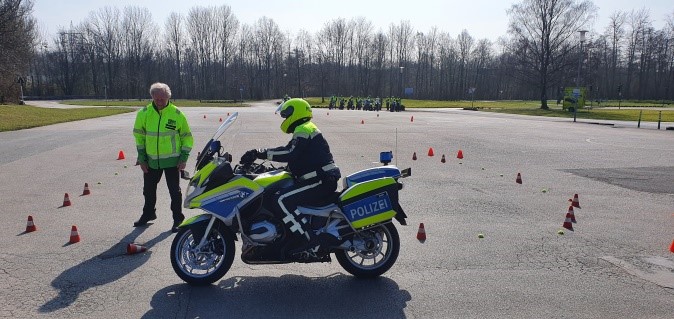 Nachfolgend Polizei und DEKRA ausnahmsweise in „Schräglage“ für mehr Sicherheit auf dem großen Gelände.