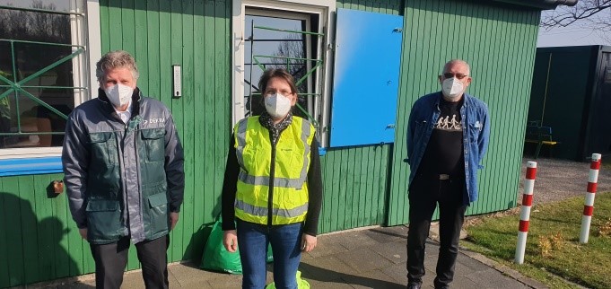 (V. li. n. re.) DEKRA-Niederlassungsleiter Carsten Debler, Mitorganisatorin/ Fahrtrainerin PKW Maria Brendel-Sperling und unsere nette Aufsichtskraft Rainer von Oepen - coronabedingt derzeit vor unserem Häuschen auf dem Verkehrsübungsplatz.